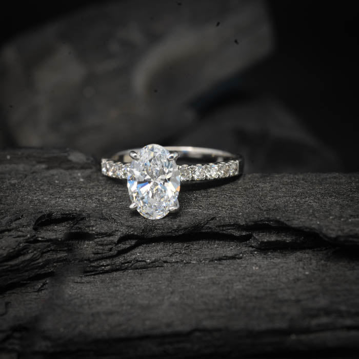 Anillo de compromiso con moissanita oval de 2.0ct con certificado GRA y moissanitas laterales elaborado en oro blanco de 14 kilates