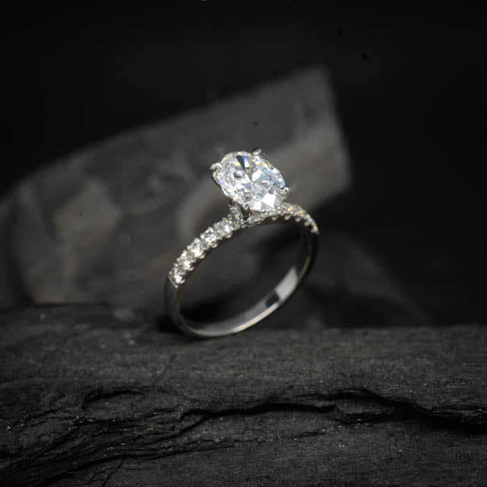 Anillo de compromiso con moissanita oval de 2.0ct con certificado GRA y moissanitas laterales elaborado en oro blanco de 14 kilates