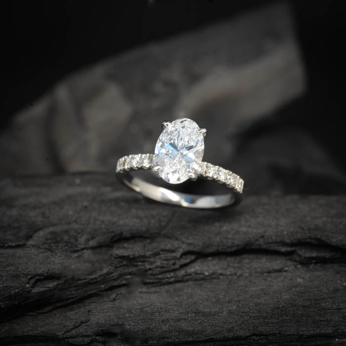 Anillo de compromiso con moissanita oval de 2.0ct con certificado GRA y moissanitas laterales elaborado en oro blanco de 14 kilates