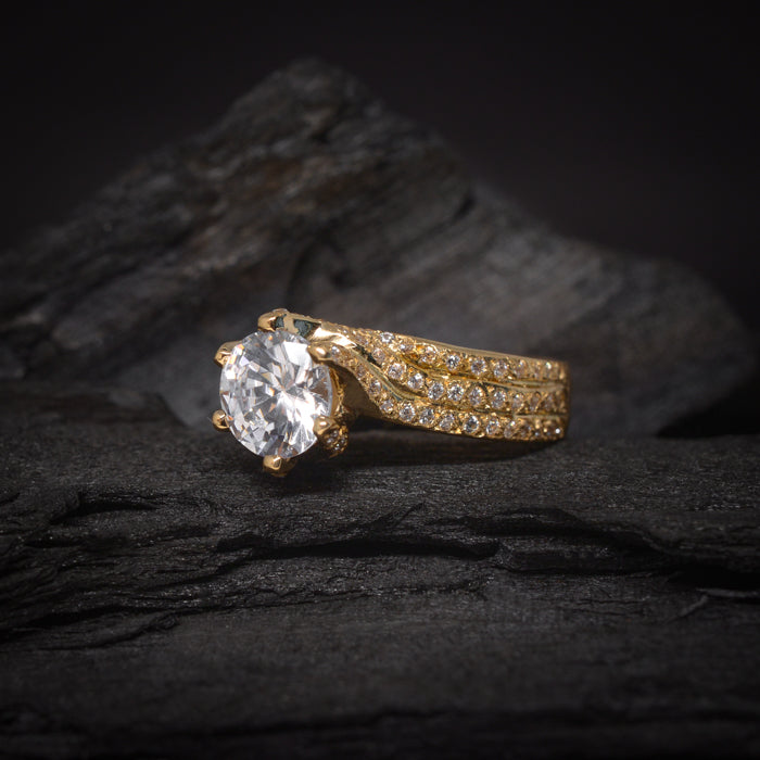 Anillo de compromiso con moissanita de 3.0ct con certificado GRA y 94 moissanitas laterales elaborado en oro amarillo de 14 kilates