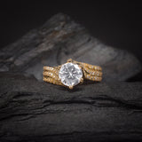 Anillo de compromiso con moissanita de 3.0ct con certificado GRA y 94 moissanitas laterales elaborado en oro amarillo de 14 kilates