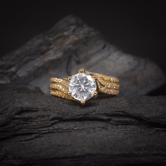 Anillo de compromiso con cristales elaborado en oro amarillo de 14 kilates