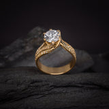 Anillo de compromiso con moissanita de 3.0ct con certificado GRA y 94 moissanitas laterales elaborado en oro amarillo de 18 kilates