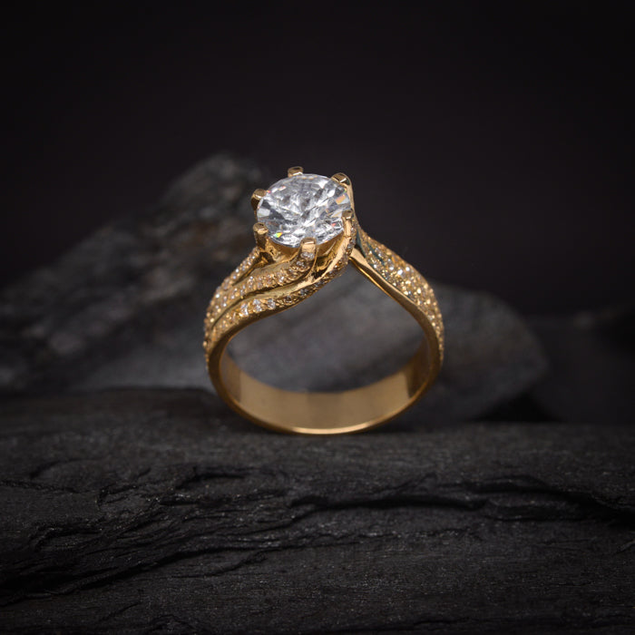 Anillo de compromiso con moissanita de 3.0ct con certificado GRA y 94 moissanitas laterales elaborado en oro amarillo de 18 kilates