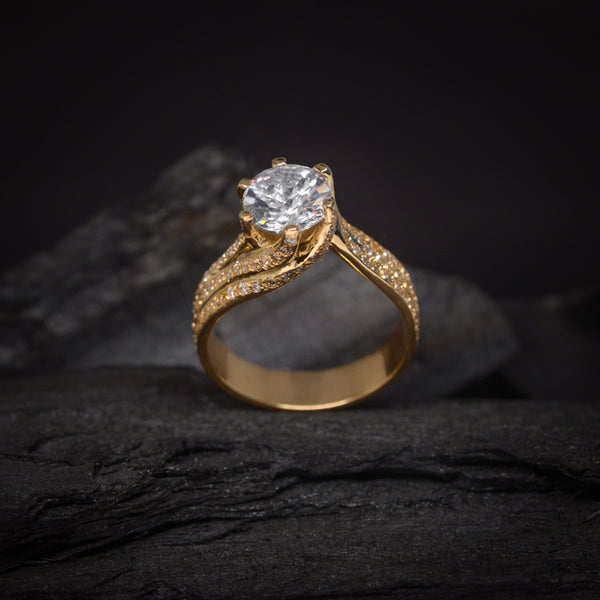 Anillo de compromiso con moissanita de 3.0ct con certificado GRA y 94 moissanitas laterales elaborado en oro amarillo de 14 kilates