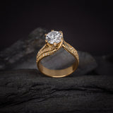 Anillo de compromiso con cristales elaborado en oro amarillo de 14 kilates