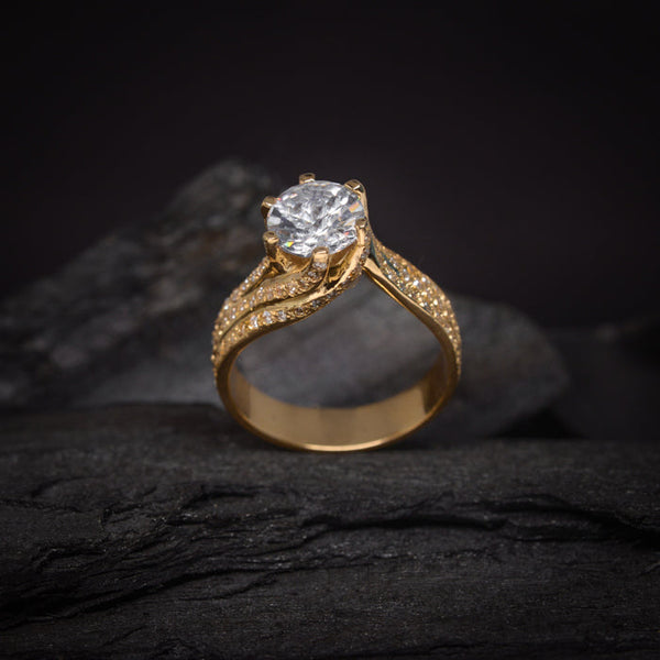 Anillo de compromiso con cristales elaborado en oro amarillo de 14 kilates