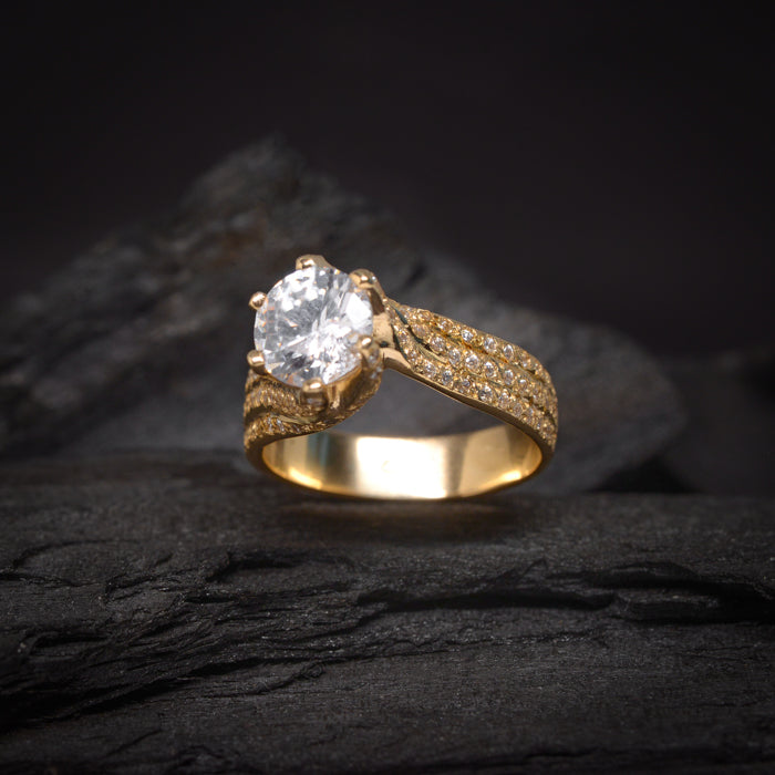 Anillo de compromiso con cristales elaborado en oro amarillo de 14 kilates