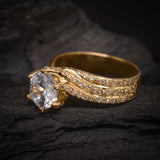 Anillo de compromiso con moissanita de 3.0ct con certificado GRA y 94 moissanitas laterales elaborado en oro amarillo de 18 kilates