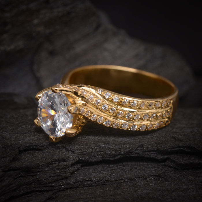 Anillo de compromiso con cristales elaborado en oro amarillo de 14 kilates