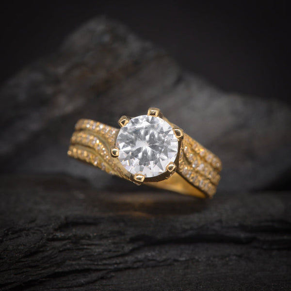 Anillo de compromiso con cristales elaborado en oro amarillo de 14 kilates