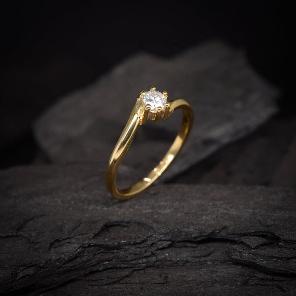 Anillo de compromiso con diamante natural de .22ct elaborado en oro amarillo de 18 kilates