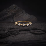Churumbela con cristales elaborada en oro amarillo de 14 kilates