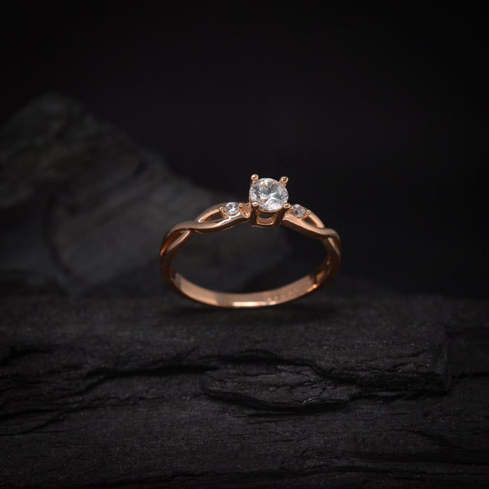 Anillo de compromiso con diamante de laboratorio central de .50ct y cristales laterales elaborado en oro rosa de 14 kilates