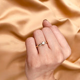 Anillo de compromiso con diamante natural central de .20ct realizado en oro amarillo 14 kilates