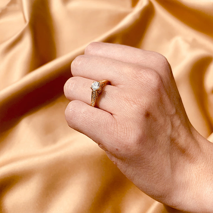 Anillo de compromiso con diamante natural de .50ct y 24 diamantes laterales en oro amarillo de 14 kilates
