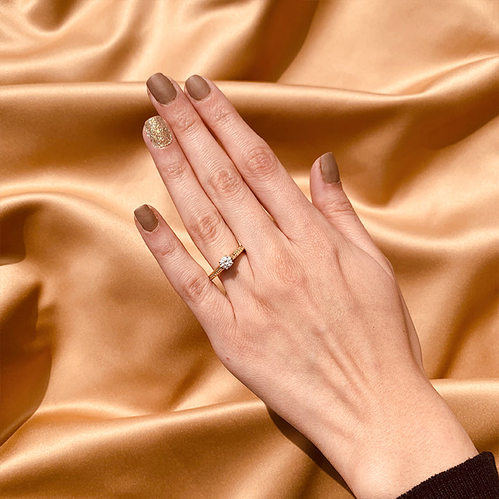 Anillo de compromiso con diamante natural de .50ct y 24 diamantes laterales en oro amarillo de 14 kilates