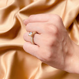 Anillo de compromiso con moissanita de .50ct con certificado GRA y 48 diamantes naturales laterales elaborado en oro amarillo de 14 kilates