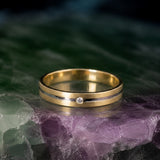 Argolla de matrimonio maciza de 3mm con incrustación de diamante natural de .01ct elaborada en oro amarillo y blanco de 14k