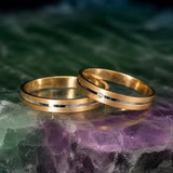 Par de argollas de matrimonio de 3mm macizas con incrustación de diamante natural de .01ct elaboradas en oro amarillo y blanco de 18k