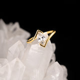 Anillo de compromiso con diamante de laboratorio central de 1.0ct corte marquise con certificado IGI elaborado en oro amarillo 14k
