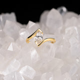 Anillo de compromiso con diamante de laboratorio central de 1.0ct corte marquise con certificado IGI elaborado en oro amarillo 14k