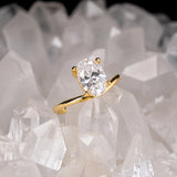 Anillo de compromiso con diamante de laboratorio central de 1.5ct corte oval con certificado IGI elaborado en oro amarillo 14k