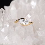 Anillo de compromiso con diamante de laboratorio central de 2.0ct corte marquise con certificado IGI elaborado en oro amarillo 14k