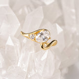 Anillo de compromiso con diamante natural de 1.0ct corte oval con certificación GIA y 1 diamante natural lateral elaborado en oro amarillo de 14k