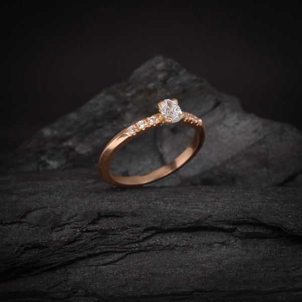 Anillo de compromiso con diamante natural de .30ct corte oval con certificación GIA y 6 diamantes laterales elaborado en oro rosa de 18 kilates
