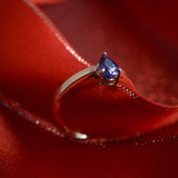 Anillo de compromiso con zafiro natural corte gota elaborado en oro blanco de 14 kilates