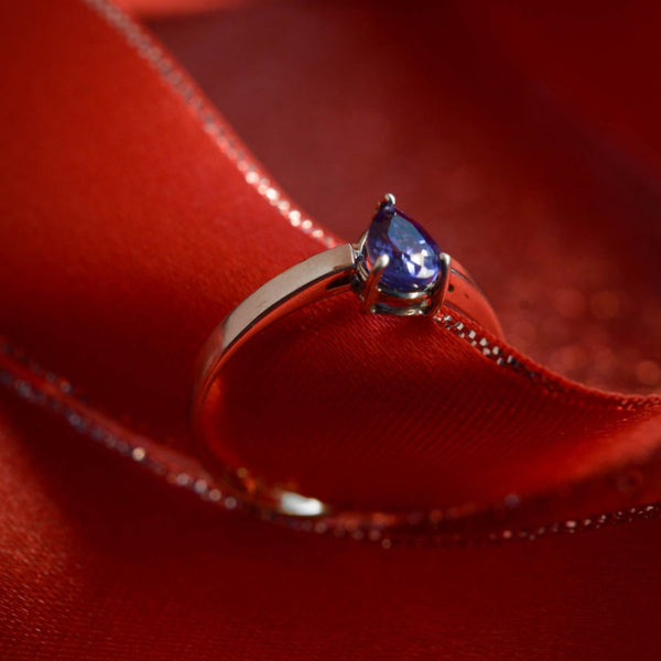 Anillo de compromiso con zafiro natural corte gota elaborado en oro blanco de 14 kilates