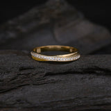 Argolla de matrimonio maciza de 3mm con incrustación de 23 diamantes naturales (mitad de la pieza) elaborada en oro amarillo de 14k