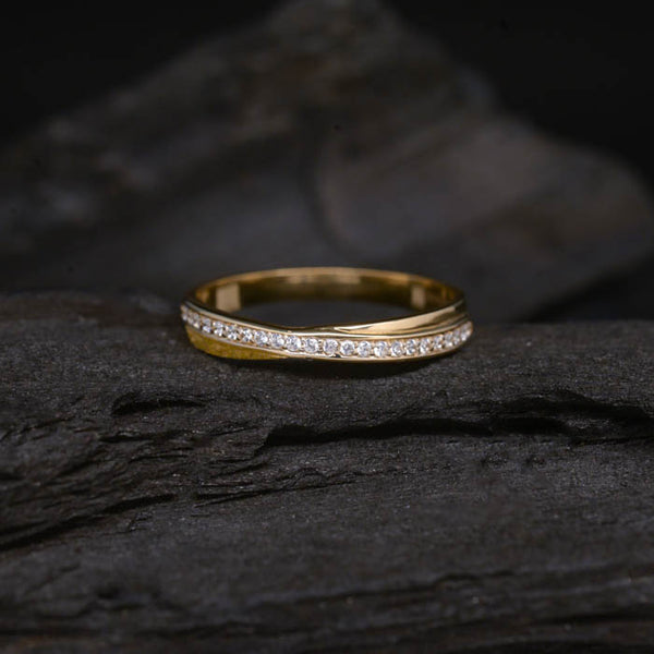 Par de argollas de matrimonio macizas de 4mm y 3mm con incrustación de cristales (mitad de la pieza) elaboradas en oro amarillo de 10k