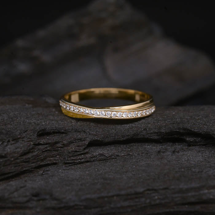 Argolla de matrimonio maciza de 3mm con incrustación de 23 diamantes naturales (mitad de la pieza) elaborada en oro amarillo de 14k