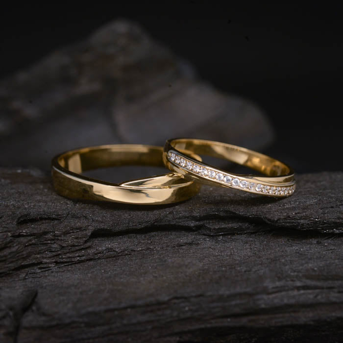 Par de argollas de matrimonio macizas de 4mm y 3mm con incrustación de 23 diamantes naturales (mitad de la pieza) elaboradas en oro amarillo de 14k