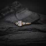 Anillo de compromiso con moissanita de .50ct con certificado GRA y 2 moissanitas laterales  elaborado en oro amarillo de 14 kilates