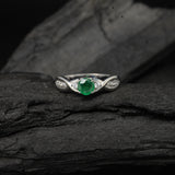 Anillo de compromiso con esmeralda natural de .50ct y diamantes naturales laterales elaborado en oro blanco de 14k