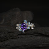 Anillo de compromiso con amatista natural corte oval de 1.0ct y topacios naturales laterales elaborado en oro blanco de 14k