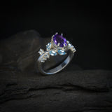 Anillo de compromiso con amatista natural corte oval de 1.0ct y topacios naturales laterales elaborado en oro blanco de 14k