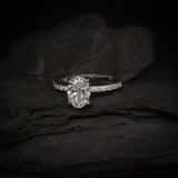 Anillo de compromiso con moissanita de 1.0ct corte oval con certificado GRA y 14 moissanitas laterales elaborado en oro blanco de 14k