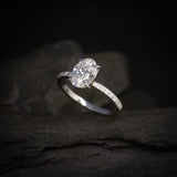 Anillo de compromiso con moissanita de 1.0ct corte oval con certificado GRA y 14 moissanitas laterales elaborado en oro blanco de 14k