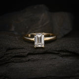 Anillo de compromiso con diamante natural de 1.0ct corte esmeralda con certificación GIA elaborado en oro amarillo de 14k