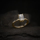 Anillo de compromiso con diamante de laboratorio de 1.0ct corte esmeralda con certificado IGI elaborado en oro amarillo de 14k