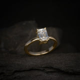 Anillo de compromiso con diamante natural de 1.0ct corte esmeralda con certificación GIA elaborado en oro amarillo de 14k