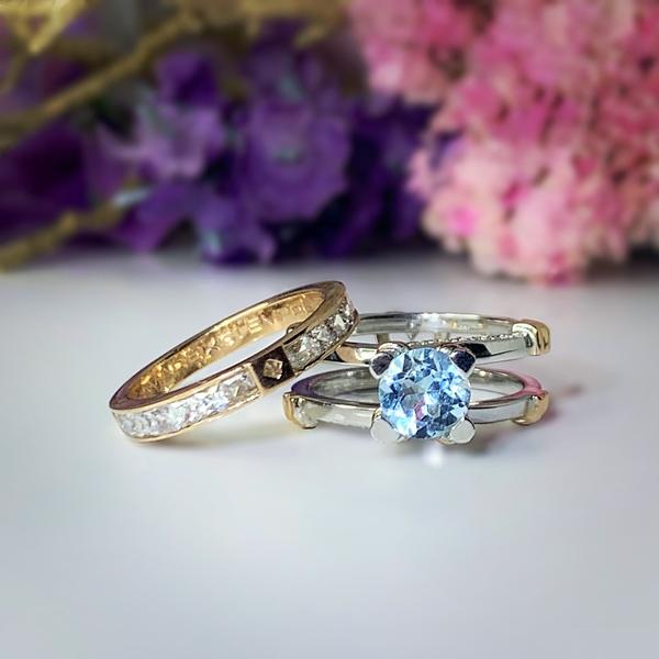 Anillo de compromiso con topacio natural y 29 moissanitas elaborado en oro amarillo y blanco de 14 kilates