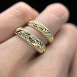 Par de argollas de matrimonio de 4.5mm y 5mm macizas personalizadas elaboradas en oro amarillo de 14k