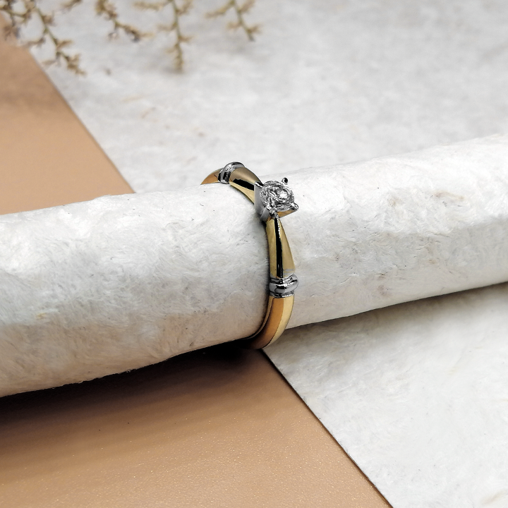 Anillo de compromiso con diamante natural de .20ct elaborado en oro amarillo de 14  kilates
