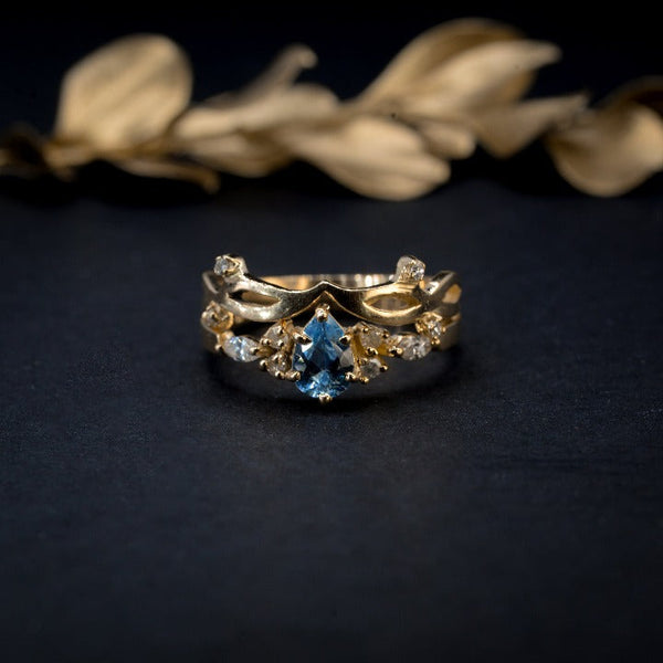 Anillo de compromiso con topacio natural corte gota y 6 diamantes naturales + complemento de anillo con 4 diamantes naturales elaborados en oro amarillo de 18 kilates