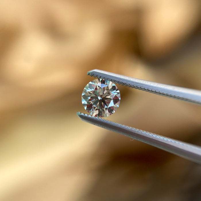 Anillo de compromiso con diamante natural de .55ct con certificación GIA y diamante negro natural de .55ct elaborado en oro blanco de 14 kilates con baño de carburo de tungsteno